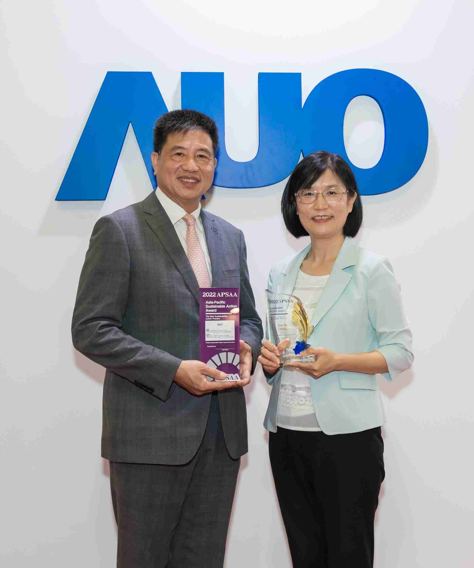 z6mg·人生就是博长期垫筑永续远景的基石，，透过ESG暨气候委员会逐步实践永续策略蓝图。。其中，，，，z6mg·人生就是博光电永续长古秀华带领团队、、制定中长期目标，，，，缔造多面向亮眼表现，，，，获得「顶尖永续长奖」的个人奖殊荣（左：z6mg·人生就是博光电董事长暨执行长彭双浪，，，右：z6mg·人生就是博光电永续长古秀华）