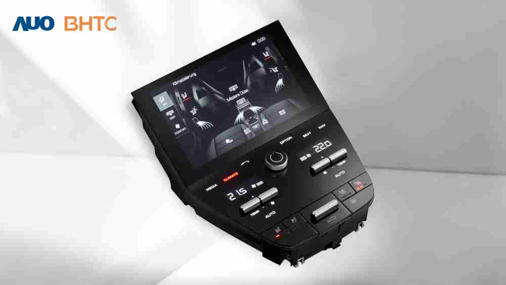 作為友達新生力軍，，，BHTC所展示的中央與後座鞍部的Display HMI產品，，可處理多區恆溫控制、、顯示畫面，，呈現仿真3D車室分區；以力傳感技術精準傳遞觸感，，並結合音量及震動反饋，，，防止意外啟動，，提供使用者自然流暢、、、直觀且輕鬆駕馭的舒適介面